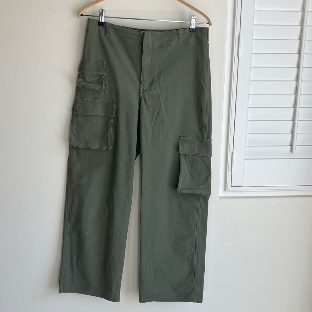 Aritzia TNA Army Green Cargo Pants Baggy and Wide Leg Fit Women’s Size 12 GUC